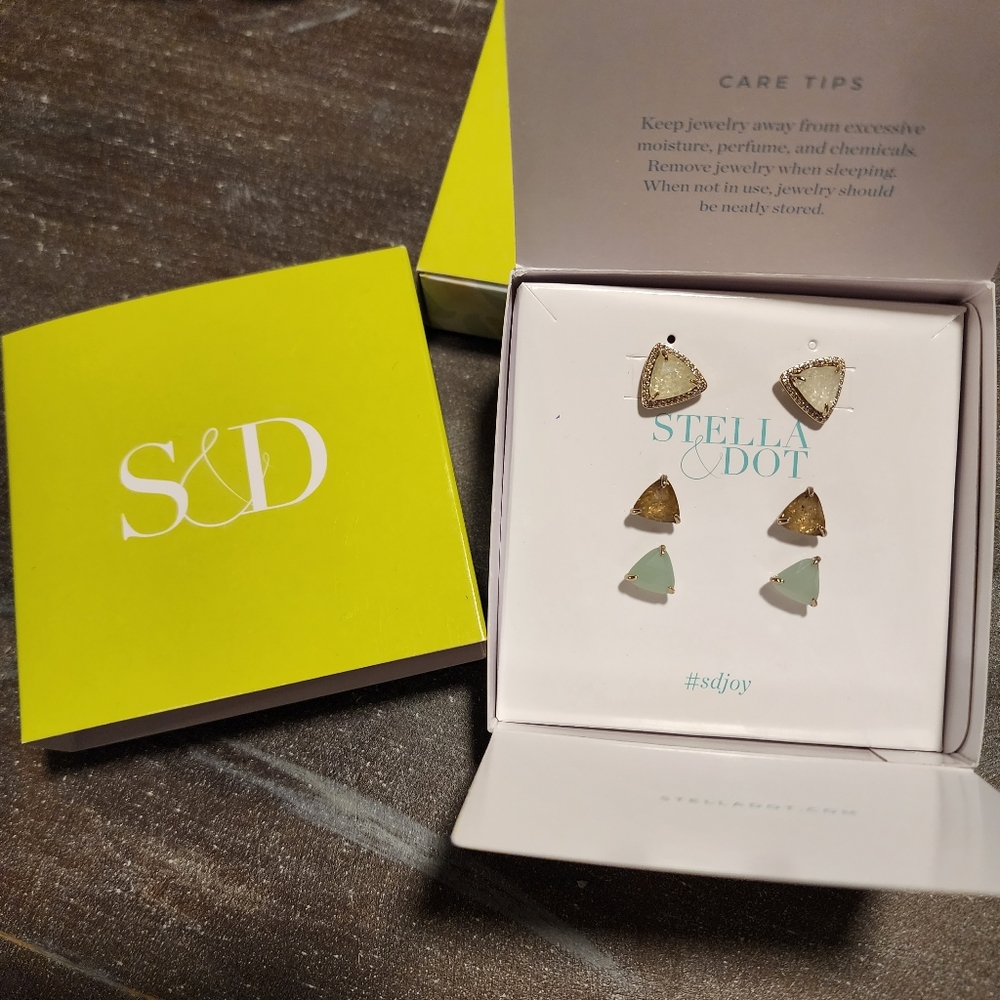 Stella & Dot Sommerville halo stud set new in box.